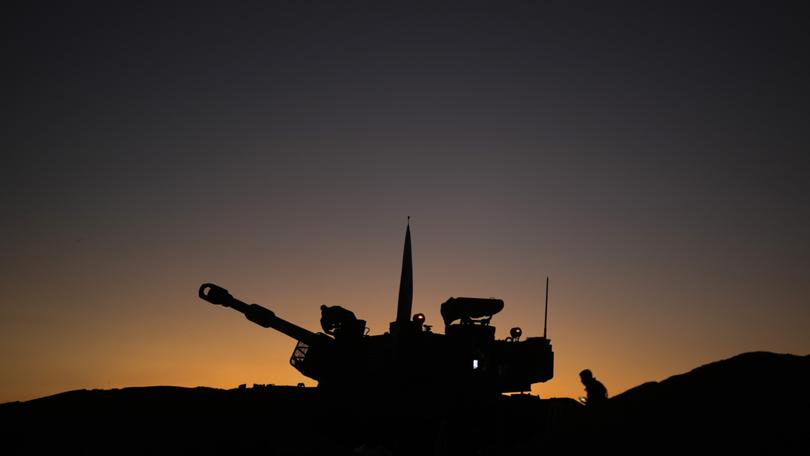  Israeli artillery train their guns towards the Gaza strip on November 21, 2023 in Southern Israel. (Photo by Christopher Furlong/Getty Images)