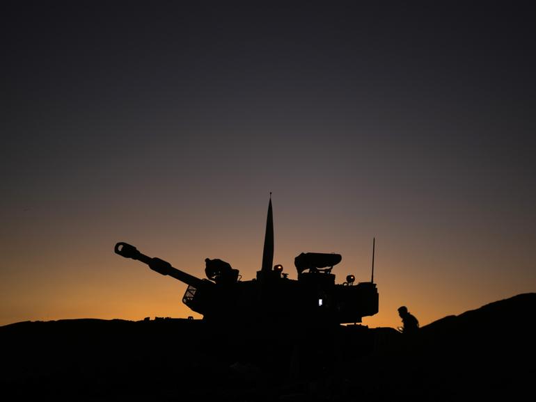  Israeli artillery train their guns towards the Gaza strip on November 21, 2023 in Southern Israel. (Photo by Christopher Furlong/Getty Images)