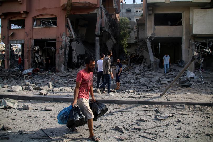 GAZA CITY, GAZA - OCTOBER 11:  Palestinian citizens inspect damage to their homes caused by Israeli airstrikes in the Karama area, northern Gaza Strip October 11, 2023 in Gaza City, Gaza. Almost 800 people have died in Gaza, and 187, 000 displaced, after Israel launched sustained retaliatory air strikes after a large-scale attack by Hamas. On October 7, the Palestinian militant group Hamas launched a surprise attack on Israel from Gaza by land, sea, and air, killing 1000 people and wounding more than 2000. Israeli soldiers and civilians have also been taken hostage by Hamas and moved into Gaza. The attack prompted a declaration of war by Israeli Prime Minister Benjamin Netanyahu. (Photo by Ahmad Hasaballah/Getty Images)