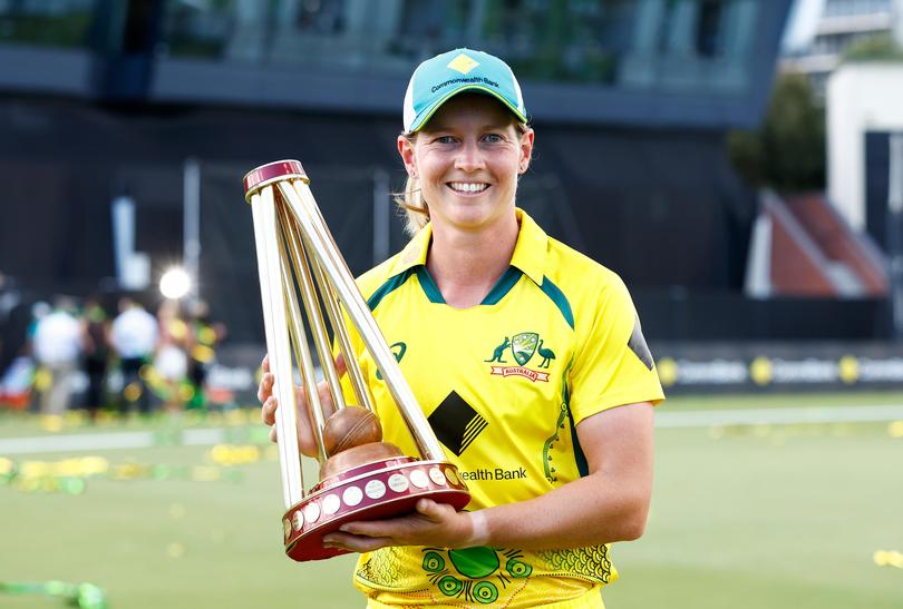 MELBOURNE, AUSTRALIA - FEBRUARY 08: Australian captain Meg Lanning poses with the Ashes series trophy after game three of the Women's Ashes One Day International series between Australia and England at Junction Oval on February 08, 2022 in Melbourne, Australia. (Photo by Mike Owen/Getty Images)