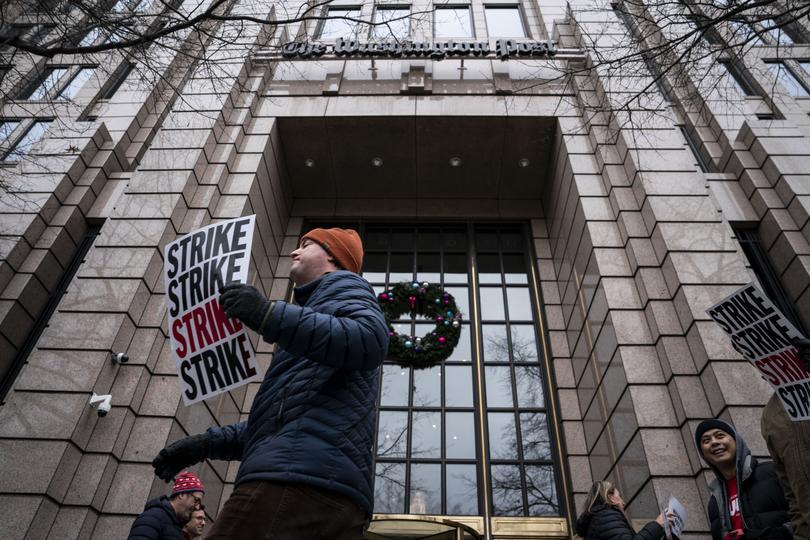 Washington Post staffers picket outside the newspapers headquarters, demanding agreement on a new union contract, on Thursday, Dec. 7, 2023. The 24-hour strike is the first walkout at The Post since the 1970s, union leaders said. (Haiyun Jiang/The New York Times)