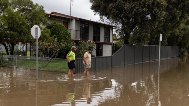 Homes in central Victoria are facing ongoing flooding threats as river levels continue to rise. (Diego Fedele/AAP PHOTOS)