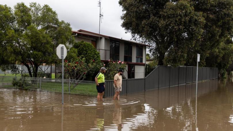 Homes in central Victoria are facing ongoing flooding threats as river levels continue to rise. (Diego Fedele/AAP PHOTOS)