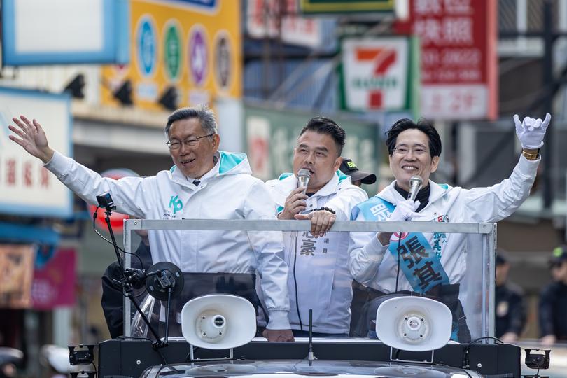 TAIPEI, TAIWAN - JANUARY 12: Taiwan People's Party (TPP) presidential hopeful Ko Wen-je (L) and TPP'S politician Jang Chyi-lu (R) wave to supporters during a convoy sweep election campaign on January 12, 2024, in Taipei, Taiwan. Ko Wen-je aims to forge a middle ground with China, drawing support from young voters and envisioning the establishment of a 'third force' independent of the two major parties dominating Taiwan's politics, as the country prepares for a general election on Jan. 13, which holds direct implications for cross-strait relations. (Photo by Annice Lyn/Getty Images)