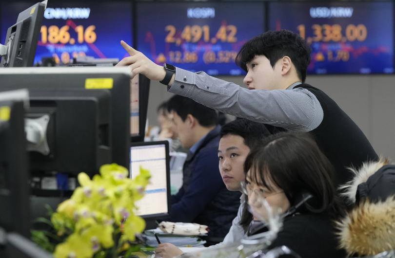 Currency traders watch monitors at the foreign exchange dealing room of the KEB Hana Bank headquarters in Seoul, South Korea, Monday, Jan. 29, 2024. Asian markets opened the week on a positive note, with Chinese regulators announcing measures to support the country’s teetering stock markets while heavily indebted property developer China Evergrande was ordered to undergo liquidation.(AP Photo/Ahn Young-joon)