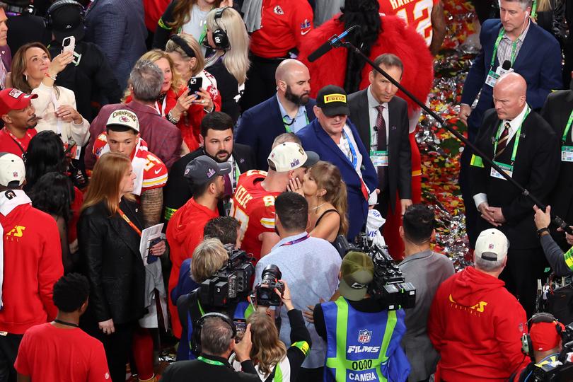 Travis Kelce kisses Taylor Swift.