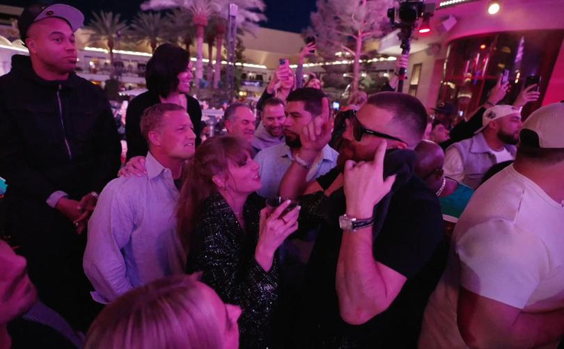  Taylor Swift and Travis Kelce danced and kissed as the Kansas City Chiefs partied all night at XS Nightclub to celebrate their Super Bowl win.