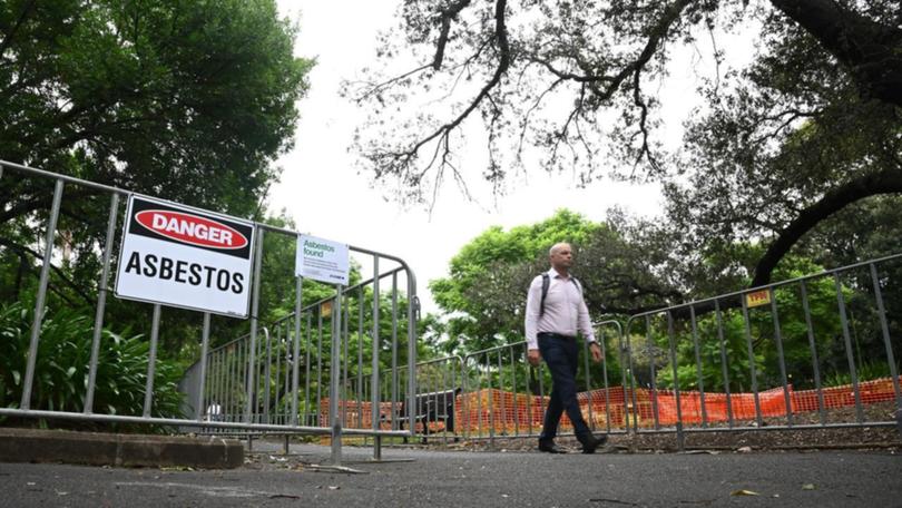 Mulch laden with asbestos was found in at least 22 Sydney sites but more than 100 could be infected. (Dan Himbrechts/AAP PHOTOS)