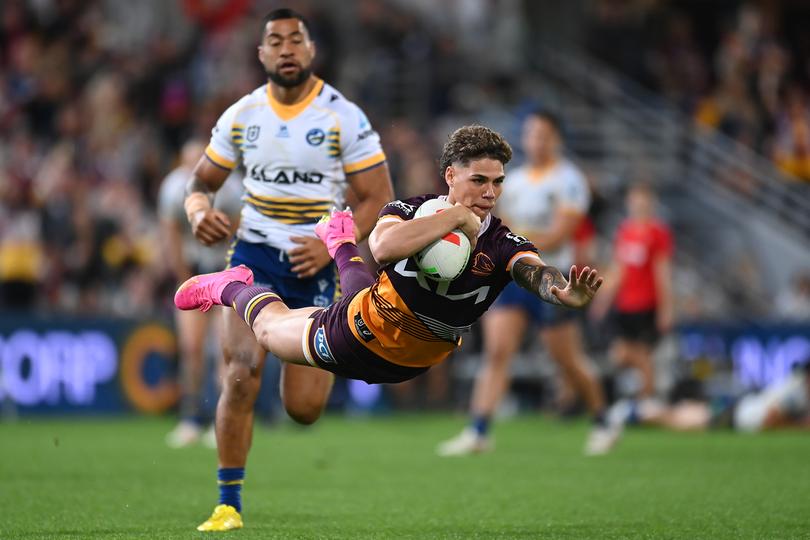 BRISBANE, AUSTRALIA - AUGUST 11: Reece Walsh of the Broncos scores a try during the round 24 NRL match between the Brisbane Broncos and Parramatta Eels at The Gabba on August 11, 2023 in Brisbane, Australia. (Photo by Albert Perez/Getty Images)