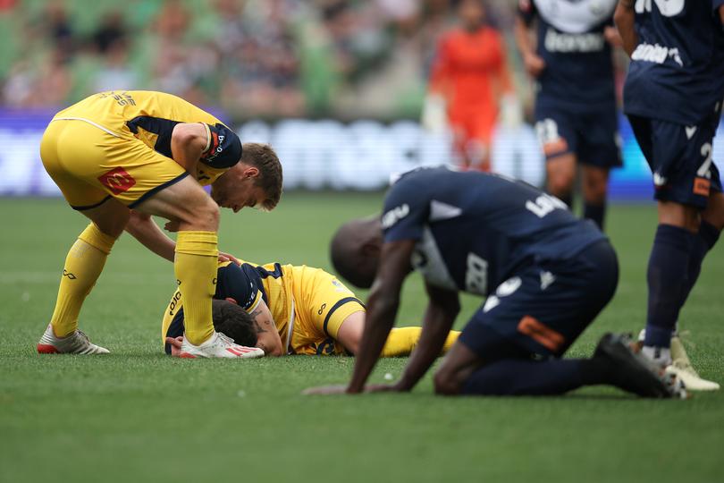 MELBOURNE, AUSTRALIA - FEBRUARY 25: Storm Roux of the Mariners (2L) reacts after a contest with Jason Geria of the Victory (R) during the A-League Men round 18 match between Melbourne Victory and Central Coast Mariners at AAMI Park, on February 25, 2024, in Melbourne, Australia. (Photo by Daniel Pockett/Getty Images)