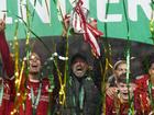 Liverpool manager Jurgen Klopp lifts the League Cup with his team after their Wembley win. (AP PHOTO)