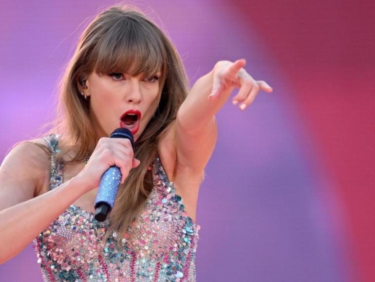 The father of pop megastar Taylor Swift has been accused of assaulting a photographer in Sydney. (Joel Carrett/AAP PHOTOS)