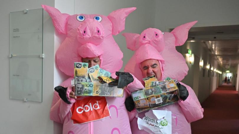 Bob Katter and Andrew Wilkie get into costume to roast supermarket giants Coles and Woolworths.