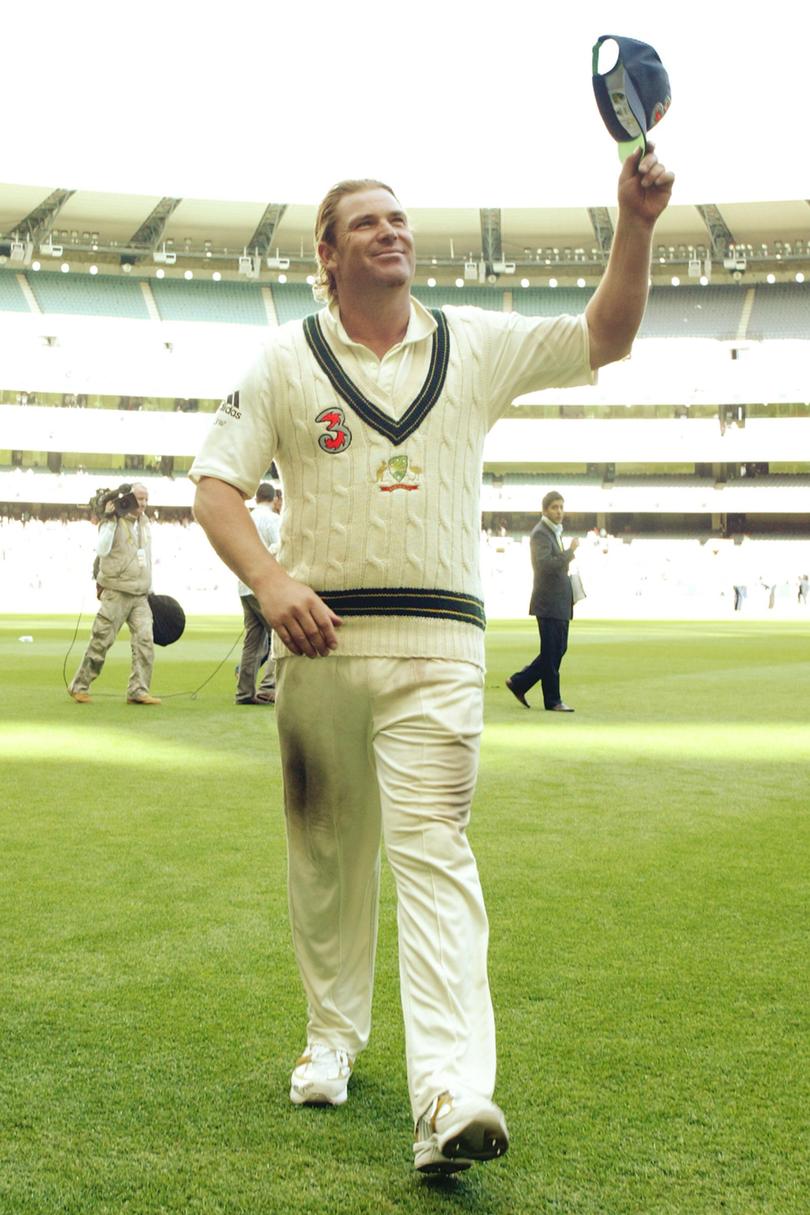 Fairfax - SPORT - 28 December 2006 - Shane Warne salutes the crowd at the MCG for the last time after taking 7 wickets for the match and making 40 runs against England in the Boxing Day Test Match. Picture by Paul Rovere