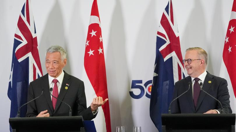 Singapore Prime Minister Lee Hsien Loong (L) and Australian Prime Minister Anthony Albanese.