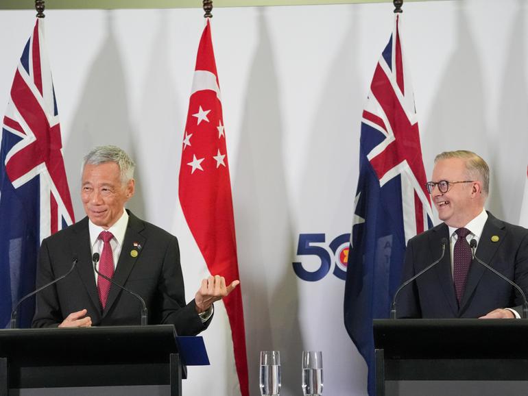 Singapore Prime Minister Lee Hsien Loong (L) and Australian Prime Minister Anthony Albanese.