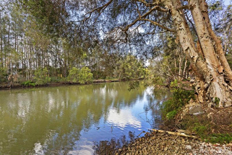 The property has direct access to South Creek that leads to the lake.