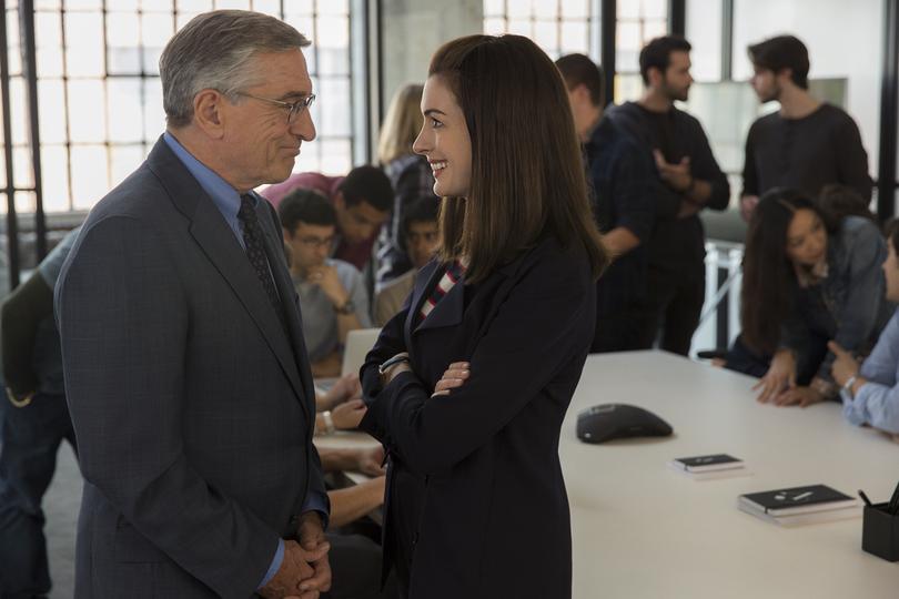 Robert De Niro and Anne hathaway in The Intern.