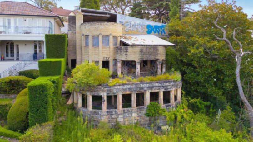 Currently the mansion sits vacant, vandalised and covered in graffiti but it was originally designed by Eric Nicholls, protégé of Burley Griffin, and built in 1939. 