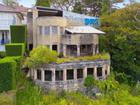 Currently the mansion sits vacant, vandalised and covered in graffiti but it was originally designed by Eric Nicholls, protégé of Burley Griffin, and built in 1939. 