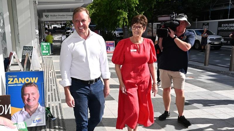 Premier Steven Miles visited a pre-poll booth with Ipswich West candidate Wendy Bourne on Friday. (Darren England/AAP PHOTOS)