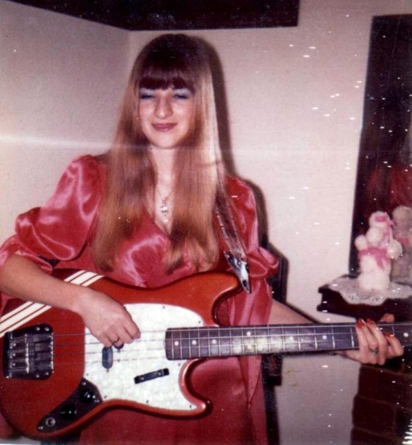 Judy Bright playing bass with the Fender Mustang Delux.
