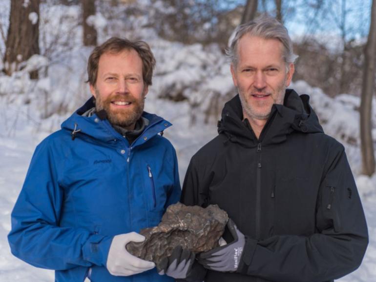Andreas Forsberg and Anders Zetterqvist with the meteorite.