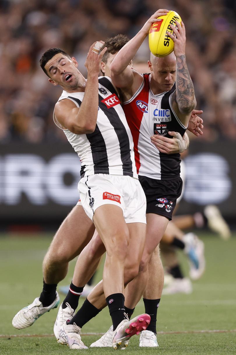 MELBOURNE, AUSTRALIA - MARCH 21: Scott Pendlebury of the Magpies competes with Zak Jones of the Saints during the round two AFL match between St Kilda Saints and Collingwood Magpies at Melbourne Cricket Ground, on March 21, 2024, in Melbourne, Australia. (Photo by Darrian Traynor/Getty Images)