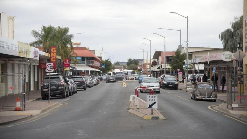 People under the age of 19 are restricted from entering the Alice Springs' CBD between 6am and 6pm. (Aaron Bunch/AAP PHOTOS)