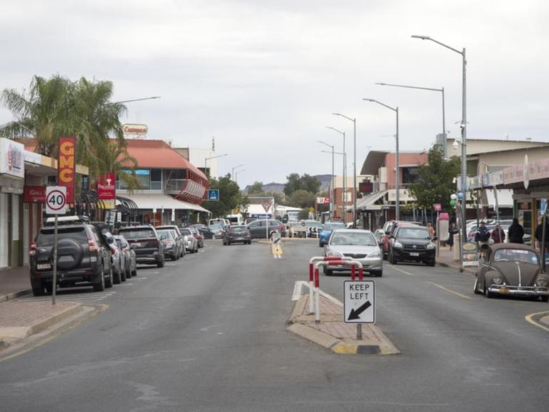People under the age of 19 are restricted from entering the Alice Springs' CBD between 6am and 6pm. (Aaron Bunch/AAP PHOTOS)