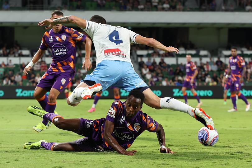 PERTH, AUSTRALIA - APRIL 03: Jordan Courtney-Perkins of Sydney and Bruce Kamau of the Glory contest for the ball during the A-League Men round 12 match between Perth Glory and Sydney FC at HBF Park, on April 03, 2024, in Perth, Australia. (Photo by Paul Kane/Getty Images)