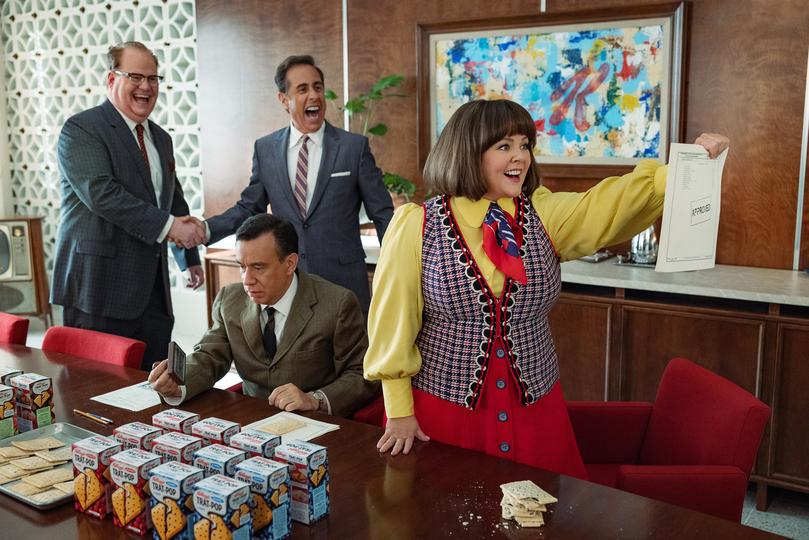 Unfrosted: The Pop-Tart Story - (L to R) Jim Gaffigan as Edsel Kellogg III, Jerry Seinfeld (Director) as Bob Cabana, Fred Armisen as Mike Puntz and Melissa McCarthy as Donna Stankowski in Unfrosted: The Pop-Tart Story. Cr. John P. Johnson / Netflix  2024.