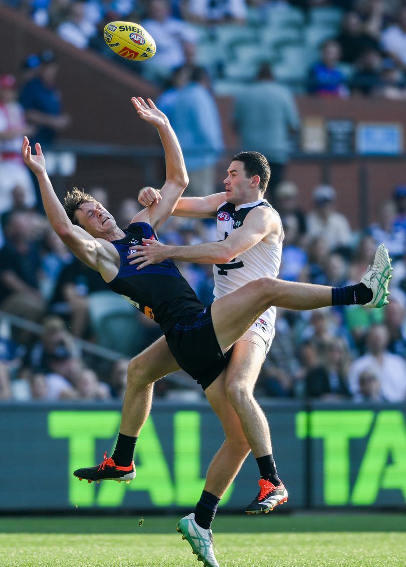 ADELAIDE, AUSTRALIA - APRIL 06:   Jye Amiss of the Dockers 
 competes for a mark  against  Mitch McGovern of the Blues during the round four AFL match between Fremantle Dockers and Carlton Blues at Adelaide Oval, on April 06, 2024, in Adelaide, Australia. (Photo by Mark Brake/Getty Images)