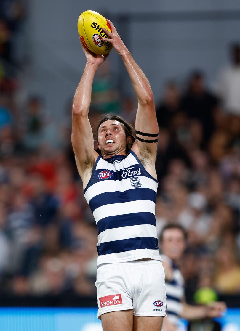 GEELONG, AUSTRALIA - MARCH 16: Jack Henry of the Cats marks the ball during the 2024 AFL Round 01 match between the Geelong Cats and the St Kilda Saints at GMHBA Stadium on March 16, 2024 in Geelong, Australia. (Photo by Michael Willson/AFL Photos via Getty Images)