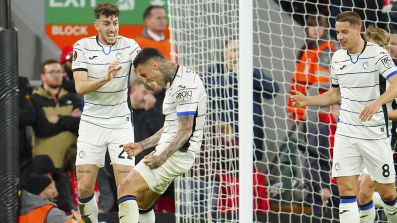 Atalanta's Gianluca Scamacca (second left)