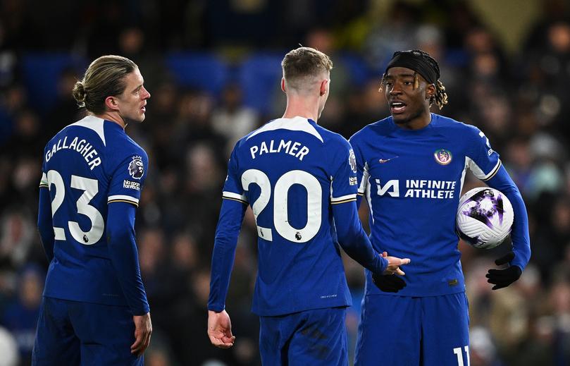 LONDON, ENGLAND - APRIL 15: Noni Madueke of Chelsea and teammate Cole Palmer clash ahead of their penalty kick during the Premier League match between Chelsea FC and Everton FC at Stamford Bridge on April 15, 2024 in London, England. (Photo by Justin Setterfield/Getty Images)