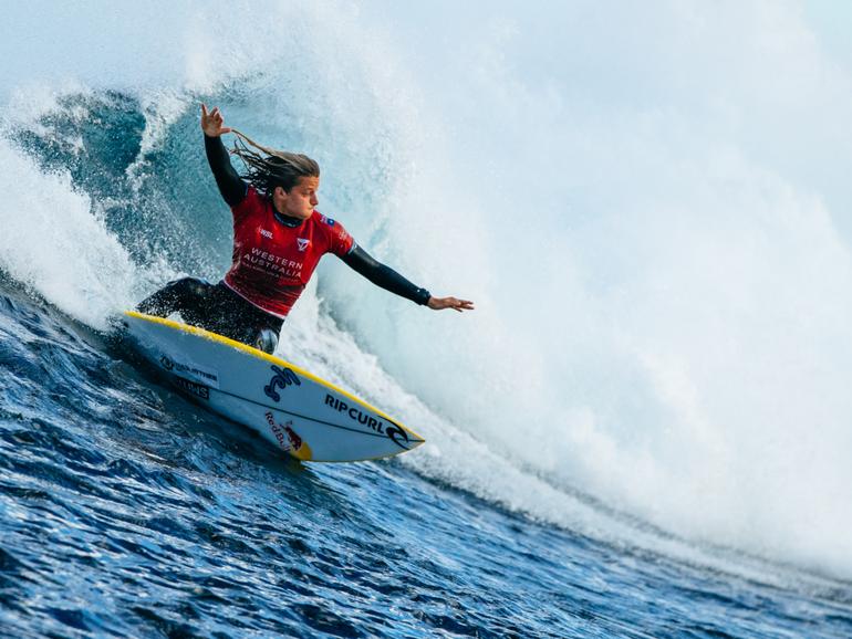 Australian world title contender Molly Picklum has scrapped her way into the quarterfinals.