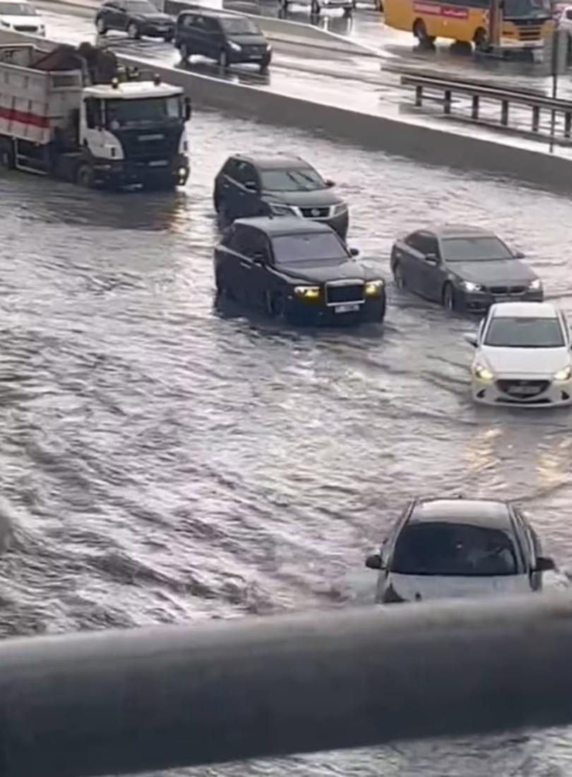 Dubai flooded - Vehicles struggle to wade through the flooding in Dubai on Tuesday