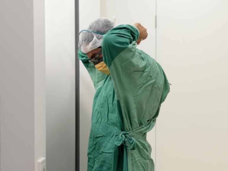 Wait times for elective surgery at public hospitals have blown out to the longest on record. (Dan Himbrechts/AAP PHOTOS)