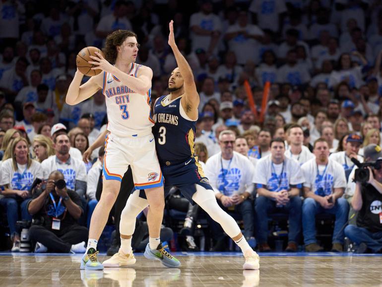 Josh Giddey sat out the end of the Thunders’ win in his first NBA playoff game.
