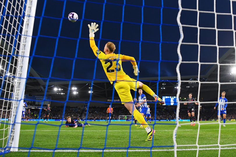 BRIGHTON, ENGLAND - APRIL 25: Jason Steele of Brighton & Hove Albion fails to save a header from Kevin De Bruyne of Manchester City which results in the first goal for Manchester City during the Premier League match between Brighton & Hove Albion and Manchester City at American Express Community Stadium on April 25, 2024 in Brighton, England. (Photo by Mike Hewitt/Getty Images)