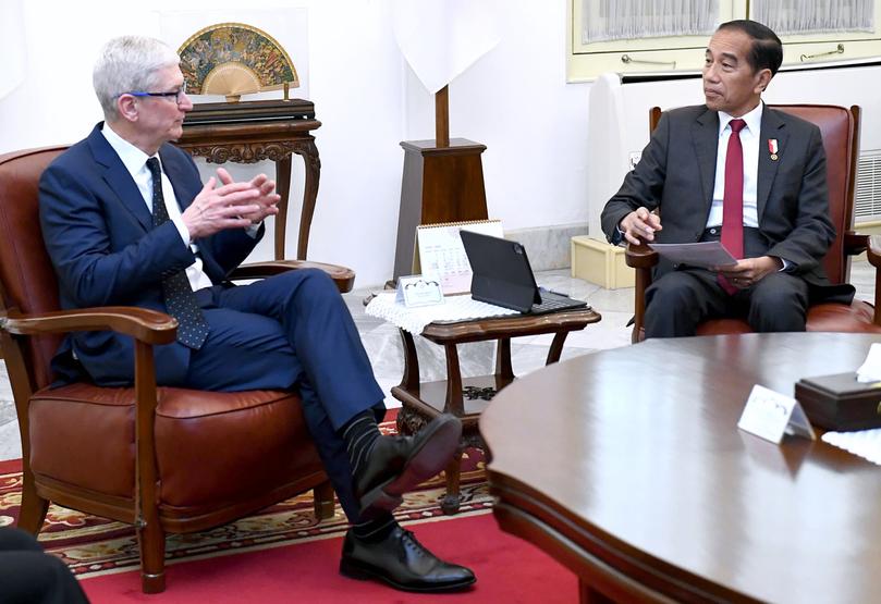 Indonesia's Presidential Palace shows Indonesian President Joko Widodo (R) talking to Apple Chief Executive Tim Cook. 