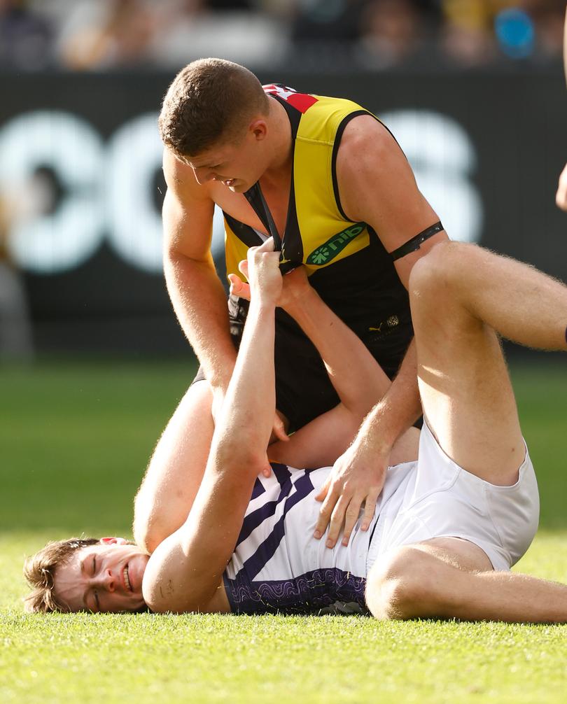 Jye Amiss of the Dockers gets kneed in the head.