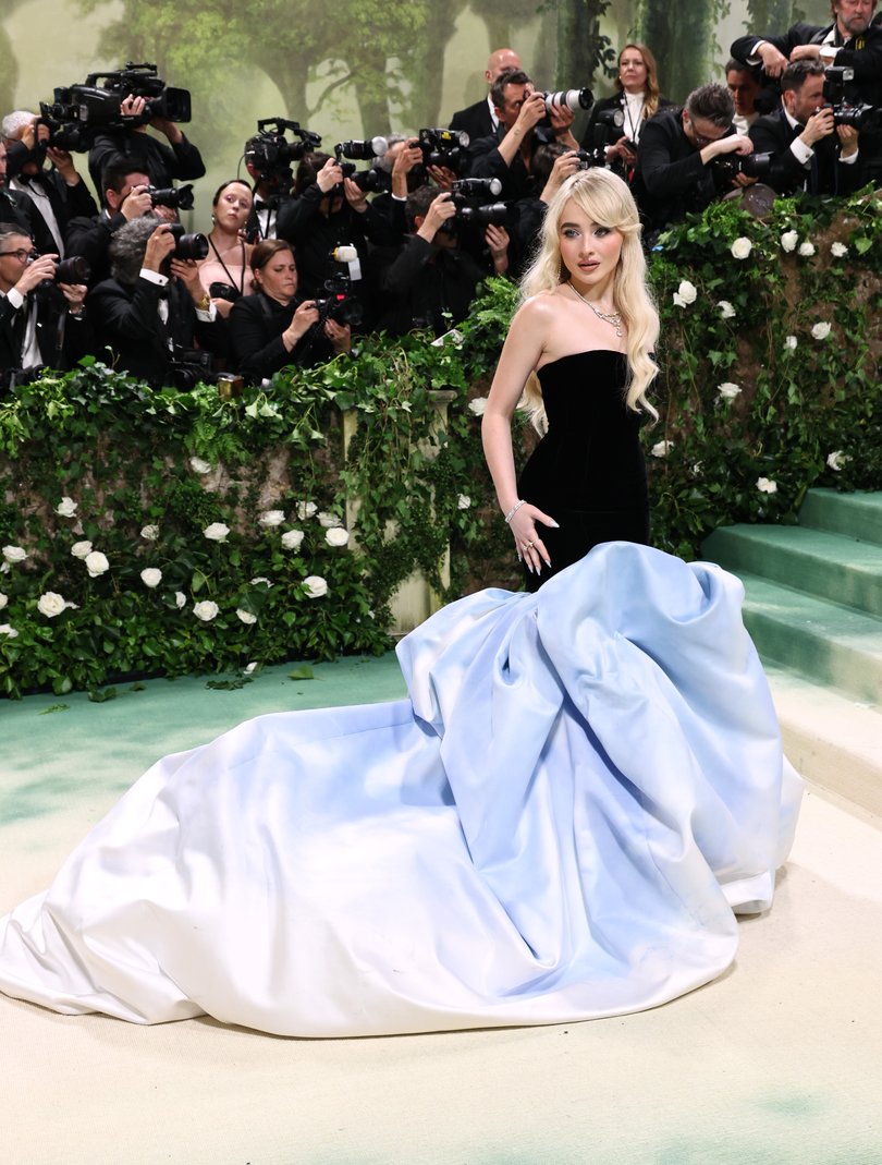 Sabrina Carpenter in Oscar de la Renta. (Photo by Jamie McCarthy/Getty Images)