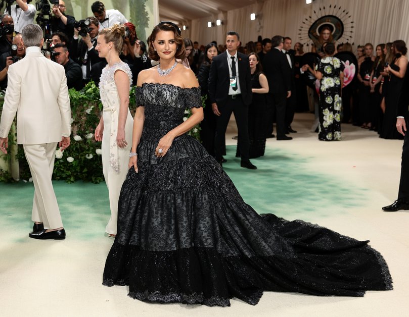 Penelope Cruz in Chanel. (Photo by Dimitrios Kambouris/Getty Images for The Met Museum/Vogue)