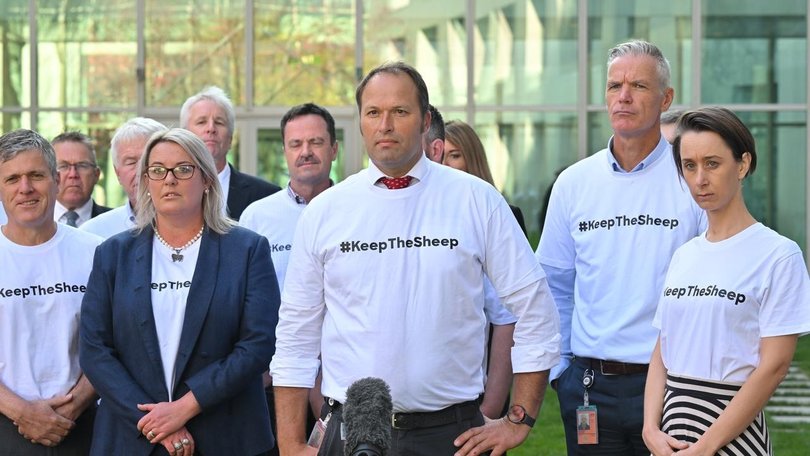 More than a dozen farmers and leaders of agricultural groups walked out of a federal budget wrap up. 