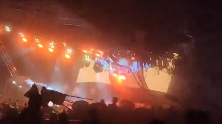 The moment a stage collapsed at a Mexican presidential rally, leaving five people dead.