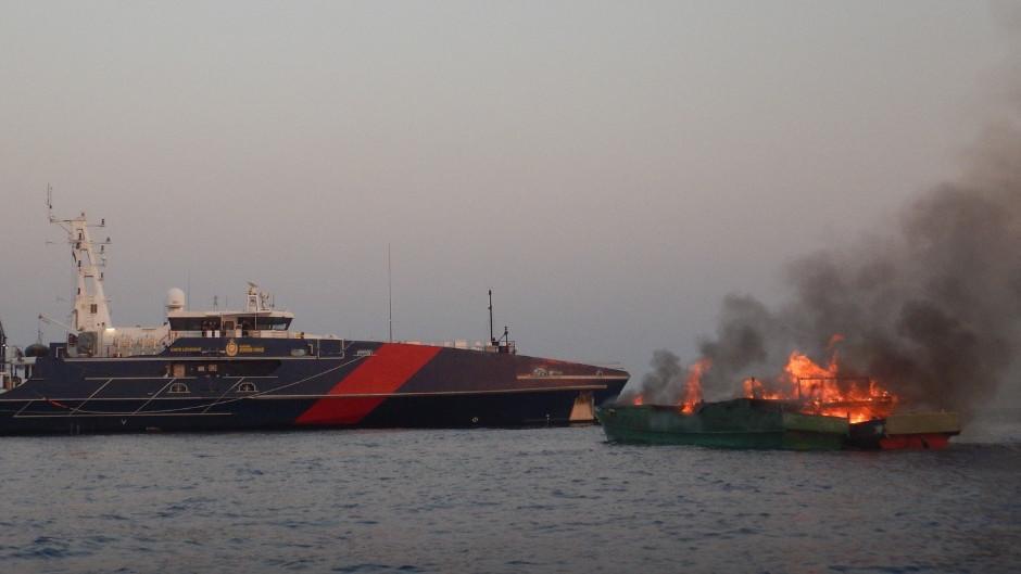 ABF sets fire to dozens of illegal Indonesian fishing boats in defence ...
