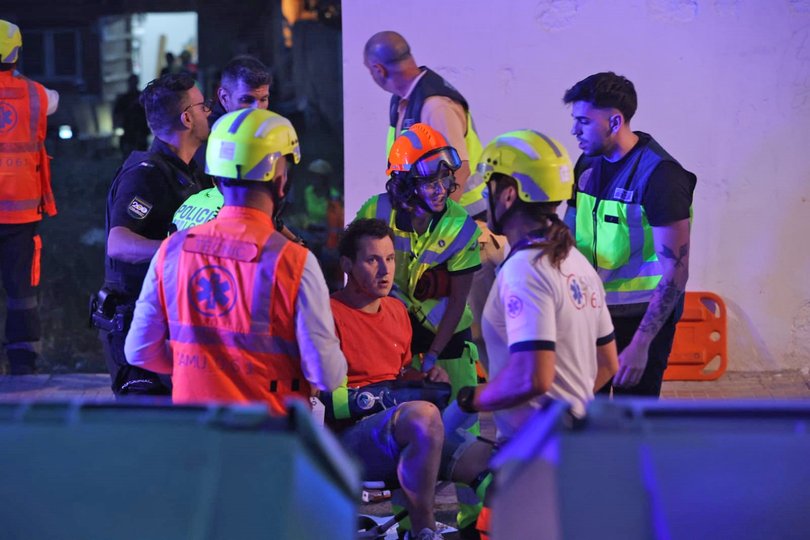 PALMA DE MALLORCA, MALLORCA, BA, SPAIN - MAY 23: Several emergency services evacuate the injured on the beach of Palma, May 24, 2024, in Palma de Mallorca, Mallorca, Balearic Islands, Spain. At least two people have died Thursday in the collapse of a building in Playa de Palma, as reported by 112 on the social network X where it also indicates that there would be between 12 and 14 injured of varying degrees. (Photo By Isaac Buj/Europa Press via Getty Images)