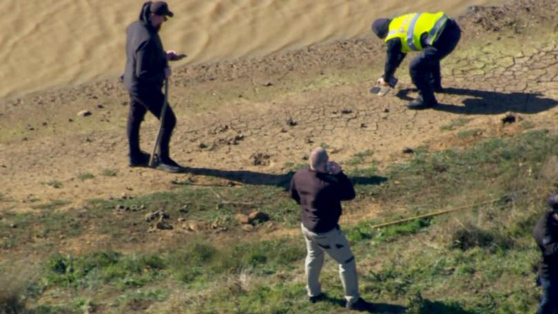 Police have recovered what appears to be a mobile phone during a search for missing Ballarat mother Samantha Murphy.